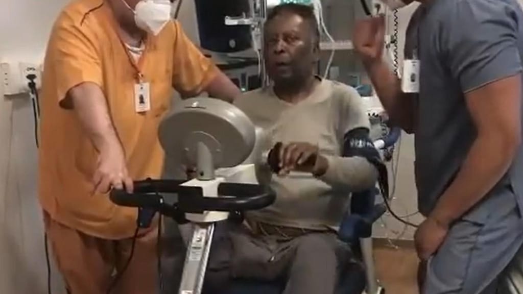 Pelé recupera de uma intervenção cirúrgica 