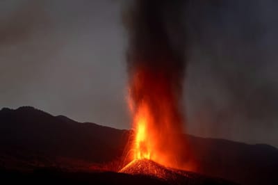 Superfície da ilha de La Palma dava sinais de reativação vulcânica desde 2010 - TVI