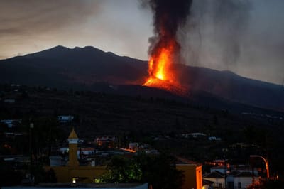 Lava de vulcão em La Palma estende-se por 166 hectares e destruiu 350 edifícios - TVI