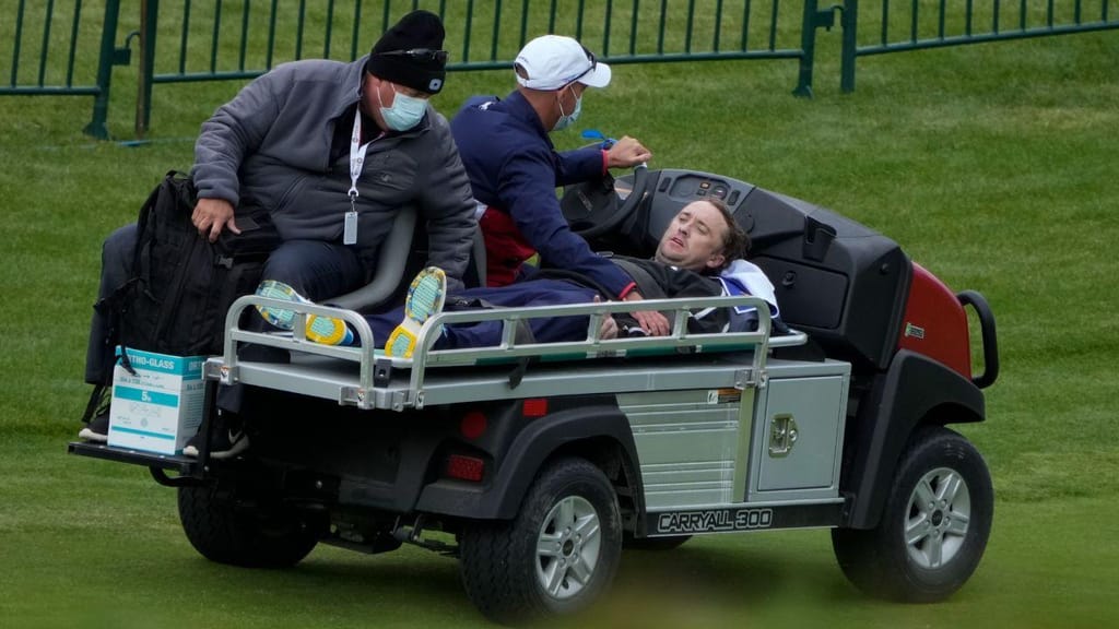 Tom Felton desmaia durante jogo de golfe