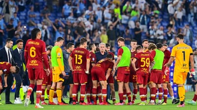 VÍDEO: Mourinho encara adeptos da Roma à frente da equipa - TVI