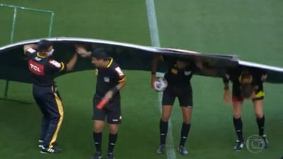 VÍDEO: placa publicitária cai em cima dos árbitros no Brasil - TVI