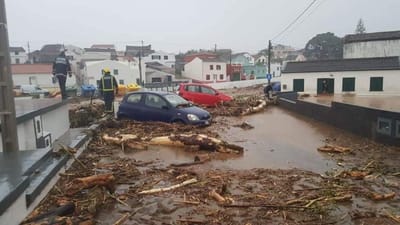 Casas inundadas e carros arrastados devido à chuva forte em São Miguel - TVI