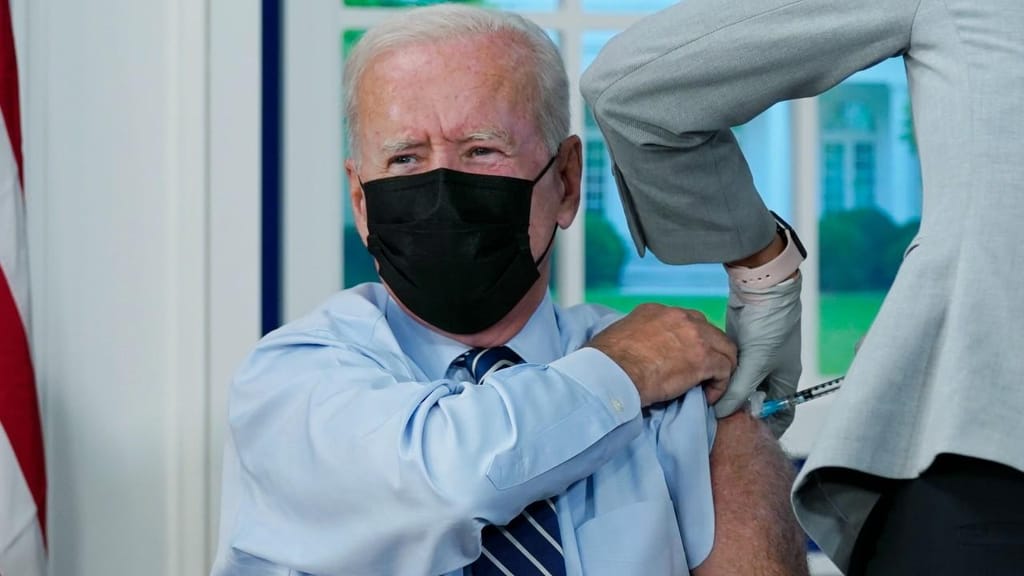 Joe Biden vacinado com a terceira dose 