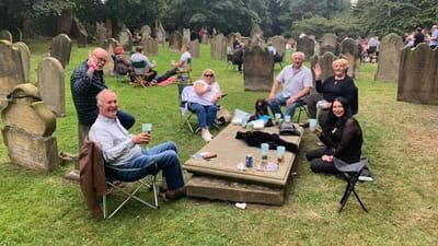 Festival de cerveja em cemitério gera indignação após visitantes pousarem bebidas nas lápides - TVI