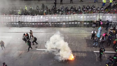 Feministas derrubam vedações em frente ao Palácio Nacional do México - TVI