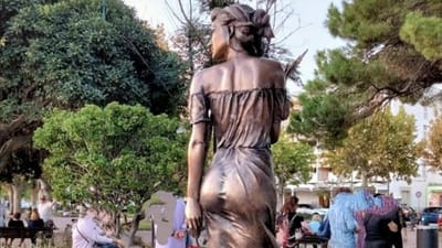 "Uma ofensa às mulheres": estátua de camponesa quase despida gera indignação em Itália - TVI