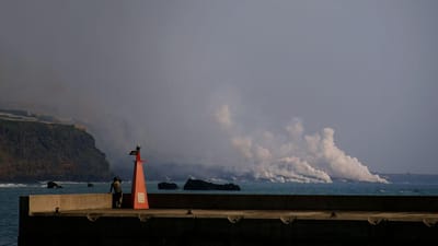 Ilha de La Palma já tem mais 43 hectares devido a erupção do vulcão - TVI