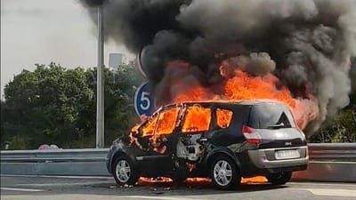 Carro consumido pelas chamas na VCI no Porto - TVI