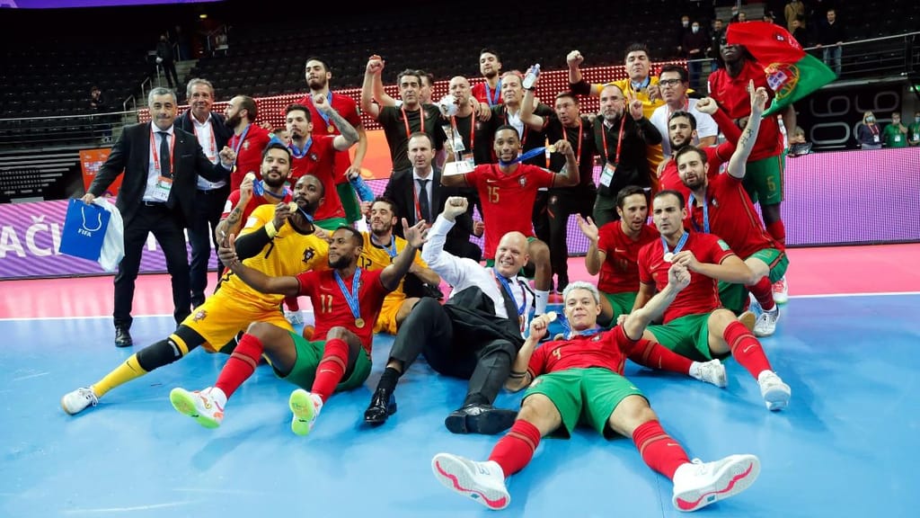 Portugal festeja conquista do Mundial de futsal (Toms Kalnins/EPA)
