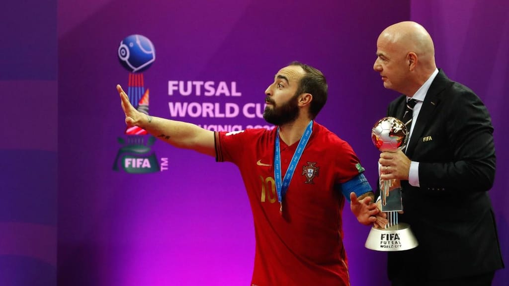Ricardinho recebe a taça de campeão do mundo de futsal de Gianni Infantino (Toms Kalnins/EPA)