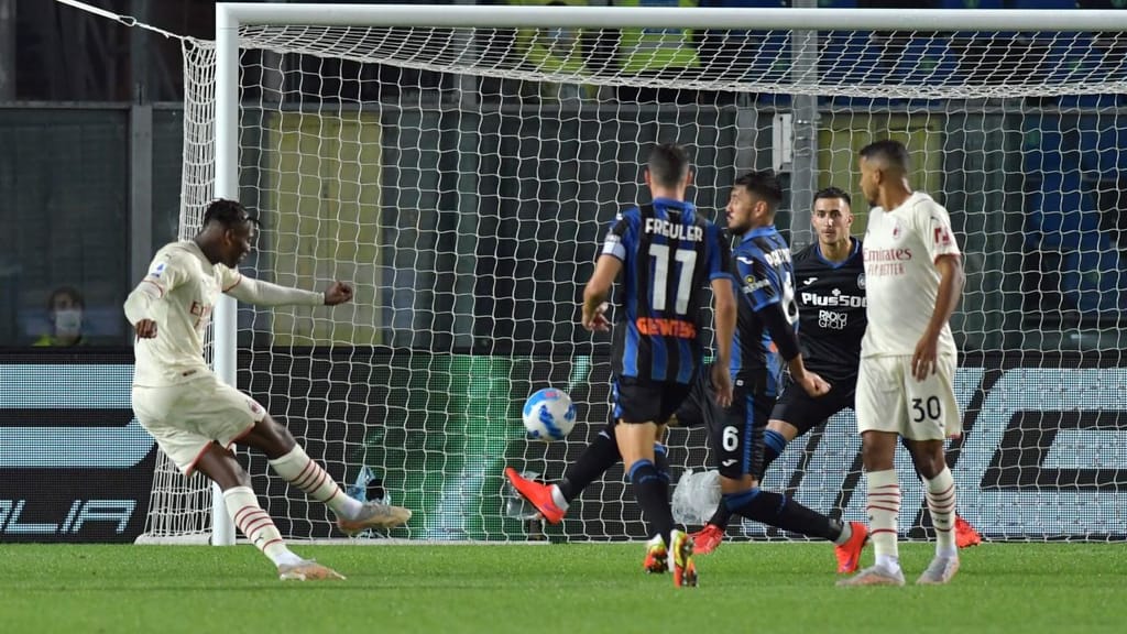 Rafael Leão rematou assim para marcar no Atalanta-Milan (Paolo Magni/EPA)