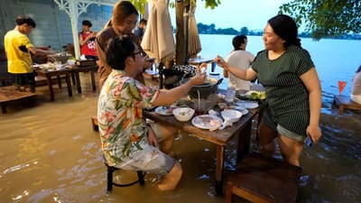 Na Tailândia há um restaurante onde é possível jantar com os pés na água - TVI