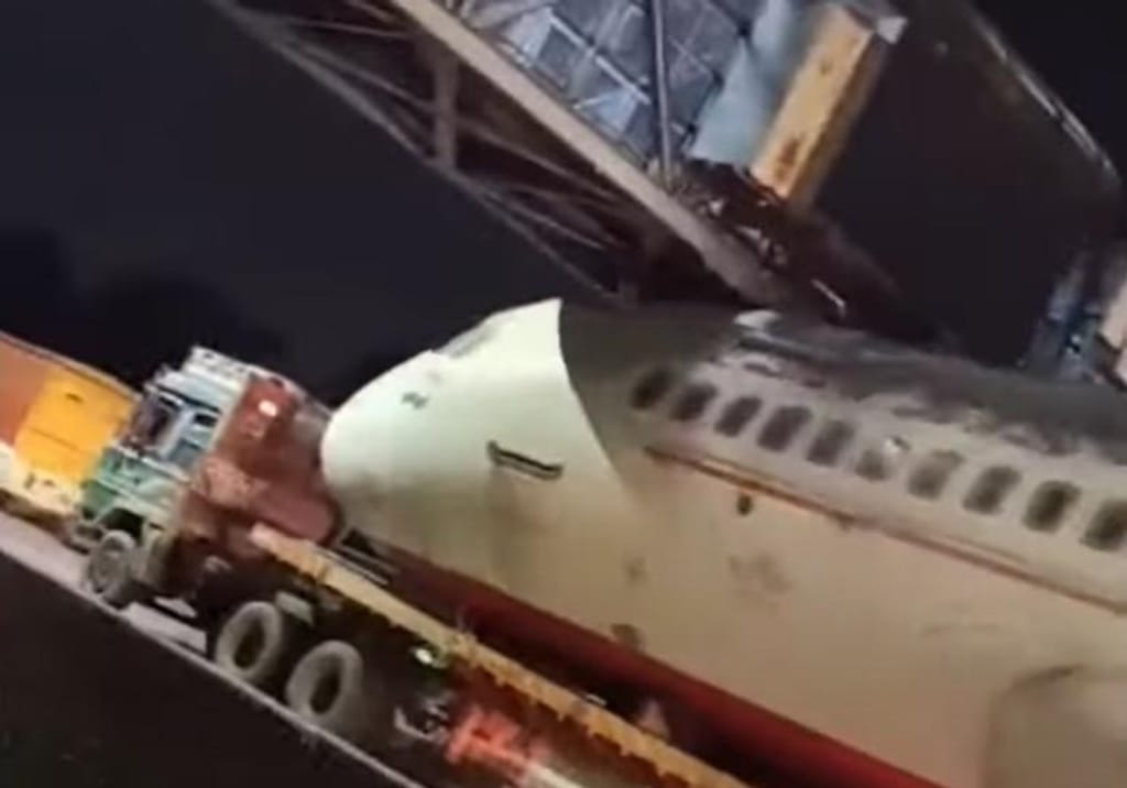 Avião fica entalado numa ponte (captura YouTube)