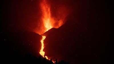 Cumbre Vieja: novo rio de lava arrasta blocos de pedra do tamanho de uma casa de três pisos - TVI