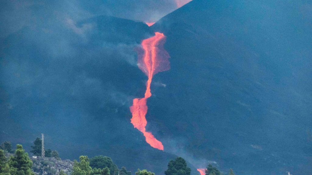 Novo rio de lava após desabamento de parte do vulcão Cumbre Vieja