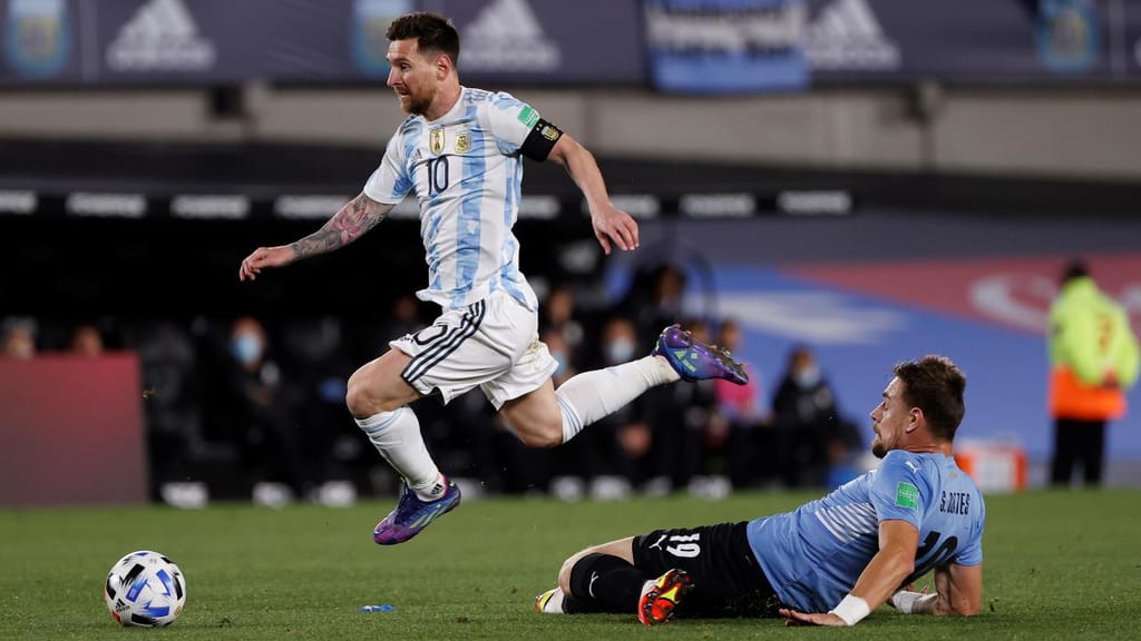 Messi e Coates no Argentina-Uruguai (EPA/Juan Ignacio Roncoroni)