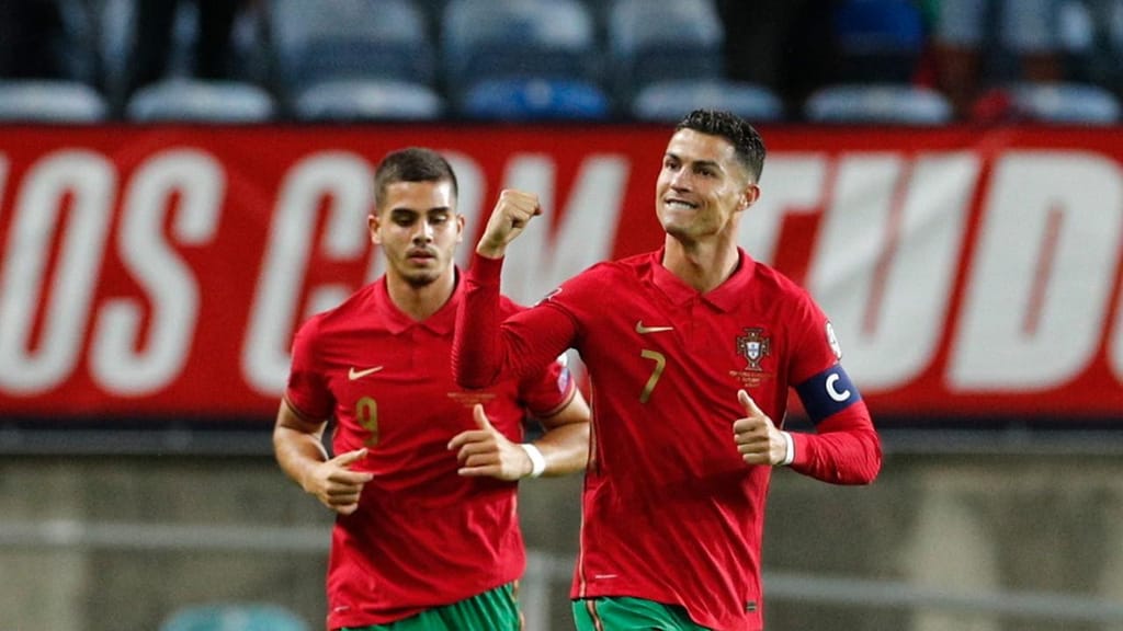 Cristiano Ronaldo festeja com André Silva golo ante o Luxemburgo (António Cotrim/LUSA)