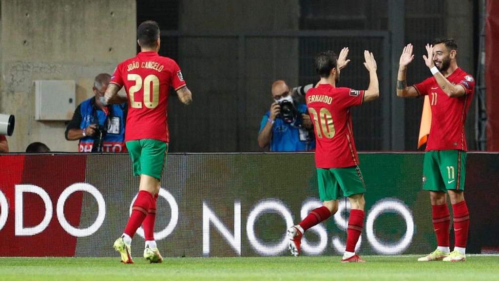 Bruno Fernandes festeja com Bernardo Silva e João Cancelo o 3-0 no Portugal-Luxemburgo (António Cotrim/AP)