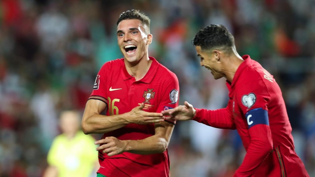 João Palhinha festeja com Ronaldo o 4-0 no Portugal-Luxemburgo (António Cotrim/LUSA)