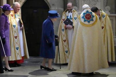 Rainha Isabel II aparece em evento de bengala pela primeira vez aos 95 anos - TVI