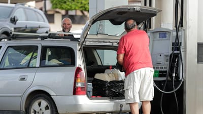 Portugueses aproveitam domingo para abastecer com combustível mais barato em Espanha - TVI