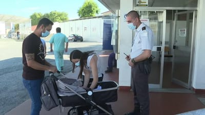 Bebé de 12 dias chega ao hospital de Évora quase sem respirar e é salvo pelo segurança - TVI