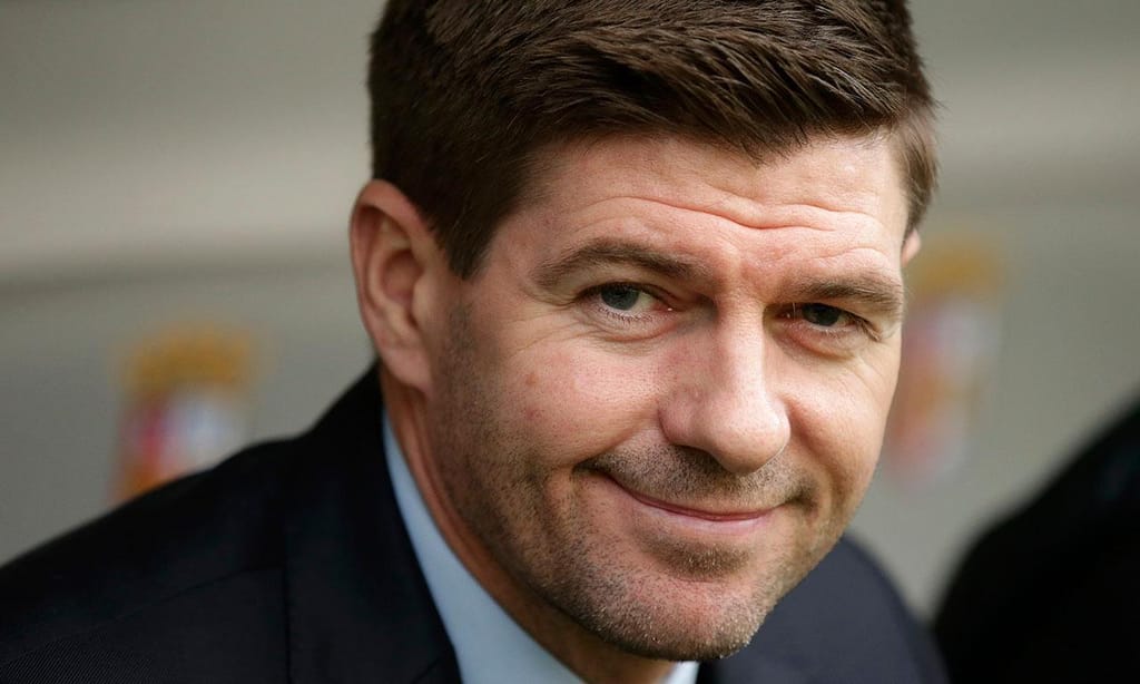 Steven Gerrard: o antigo capitão do Liverpool ainda está no início da carreira de treinador, mas conseguiu que o Rangers voltasse a ser campeão escocês, dez anos depois. Estará recetivo a um convite para voltar à Premier League inglesa, agora como treinador?