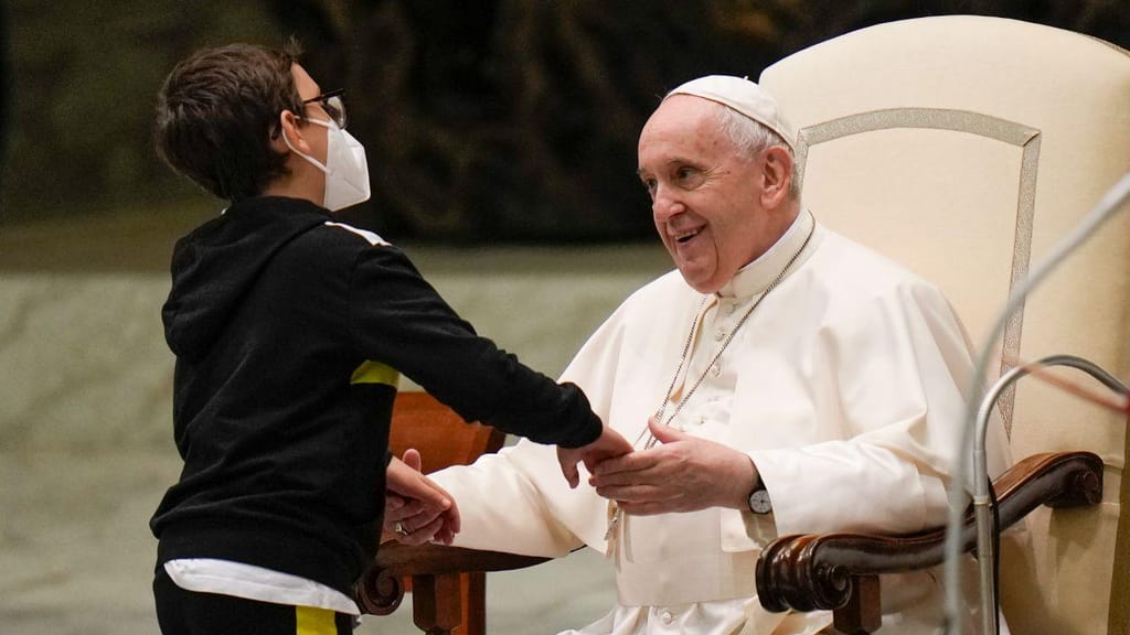 Criança pede o solidéu a Papa Francisco