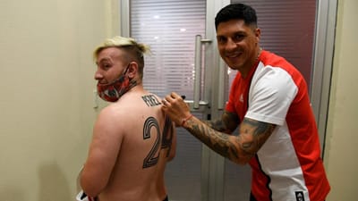 Adepto do River Plate tatua nome e número Enzo Perez - TVI