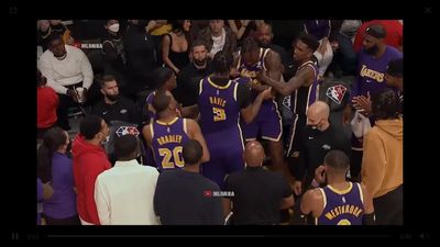 VÍDEO: Dwight Howard e Anthony Davis pegam-se no banco dos Lakers - TVI
