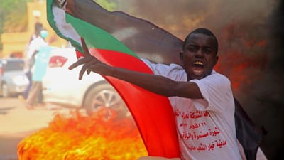 Militares no Sudão ocupam televisão estatal. Governo fala em "golpe de Estado" - TVI