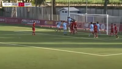 VÍDEO: chama-se Diego, joga no Nápoles e marcou com a mão - TVI