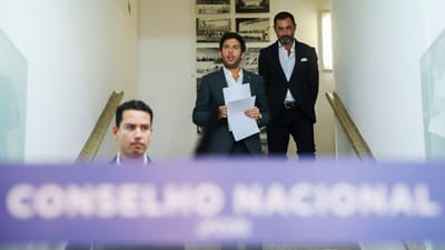 CDS: críticos dizem que líder tem “medo” de ir a votos, Rodrigues dos Santos acusa-os de “terrorismo” - TVI