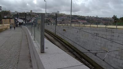 Homem entra com carro no metro do Porto e diz que seguiu o GPS - TVI