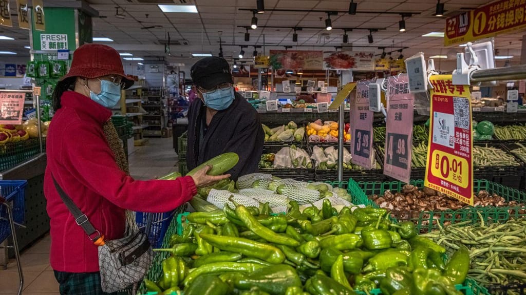 Supermercados na China com prateleiras vazias