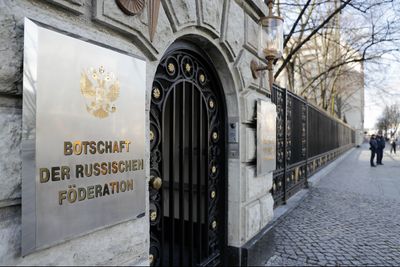 Diplomata russo encontrado morto à porta da embaixada do país em Berlim - TVI