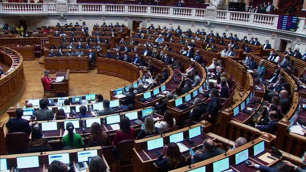 Parlamento chumba Constitucional em Coimbra. Rio fala em hipocrisia do PS