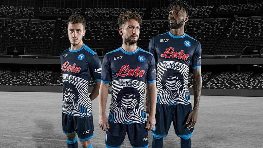 Nápoles vai usar camisola de homenagem a Maradona (ssnapoli.it)