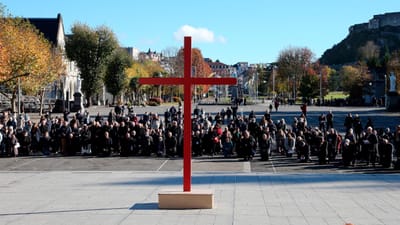 Líderes católicos recordam em Lourdes 216 mil vítimas de abusos em França - TVI