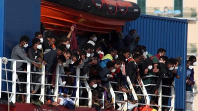 Navio humanitário atraca em porto italiano com mais de 800 migrantes - TVI