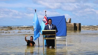 Ministro de Tuvalu faz discurso dentro do mar para alertar para os efeitos das alterações climáticas - TVI