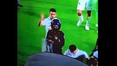 VÍDEO: jogador deu calduço em polícia ao celebrar vitória - TVI