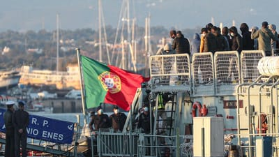 37 migrantes resgatados de embarcação a sul do Algarve - TVI