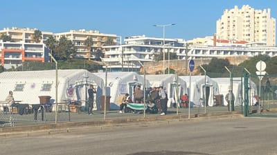 Migrantes resgatados a sul do Algarve entrevistados pelo SEF durante o dia - TVI