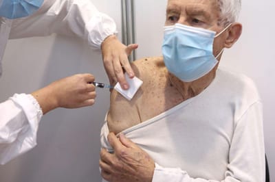 Vacina da gripe passa a ser gratuita a partir dos 60 anos - TVI