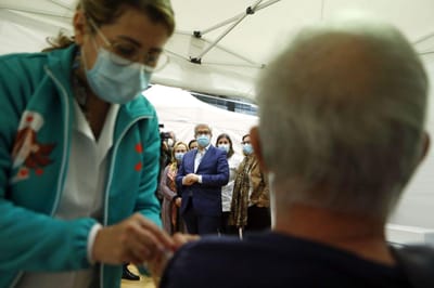 Covid-19: Governo espera reforço de meios para vacinar mais ainda esta semana - TVI