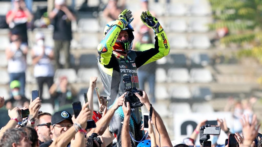 Valentino Rossi saudado após o GP de Valência (Alberto Saiz/AP)