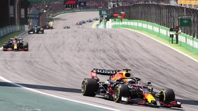 VÍDEO: Mercedes pede investigação a manobra de Verstappen sobre Hamilton - TVI