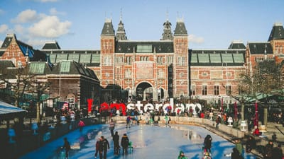 Amesterdão está cada vez mais farta de turistas. Agora proibiu novos hotéis - TVI